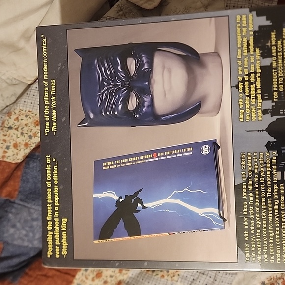 Batman The Dark Knight Returns Book & Mask Set - Picture 3 of 3